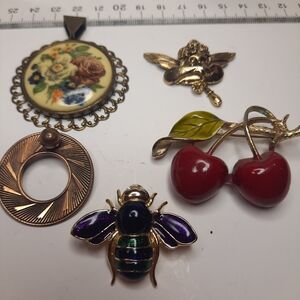 5 pc Vtg Pendant & Brooch